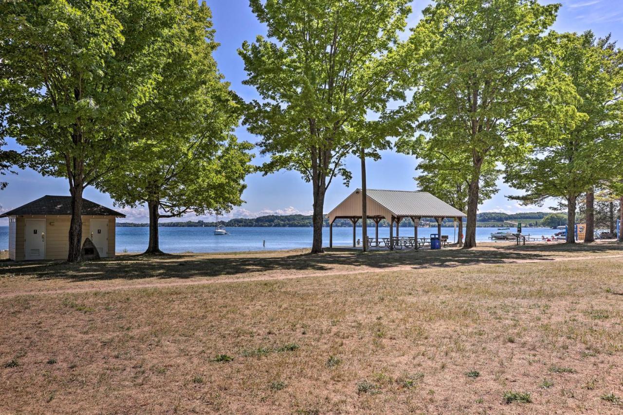 Lakefront Manitou Cottage Less Than 1 Mi To Downtown! Suttons Bay Exterior photo