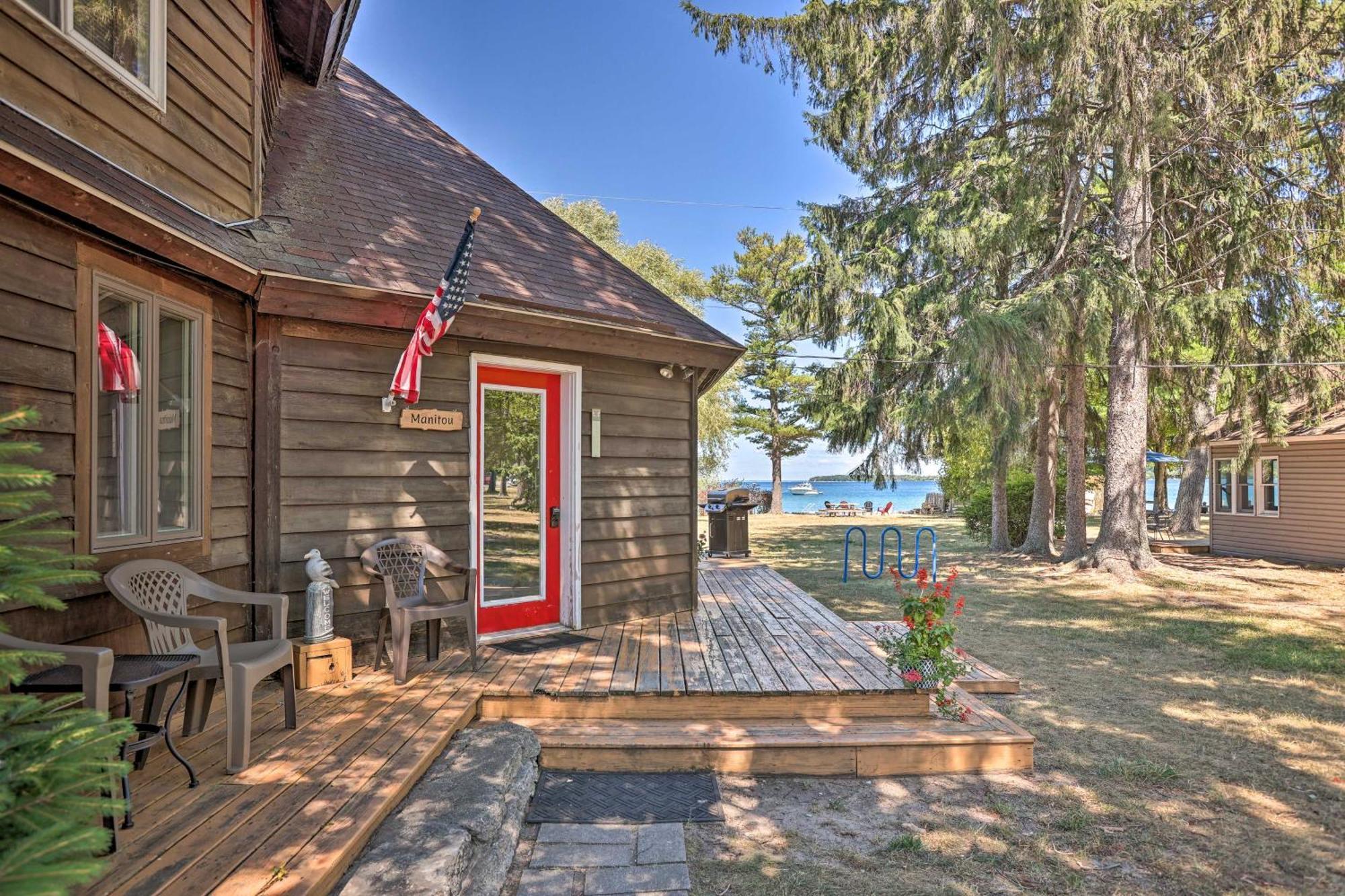 Lakefront Manitou Cottage Less Than 1 Mi To Downtown! Suttons Bay Exterior photo