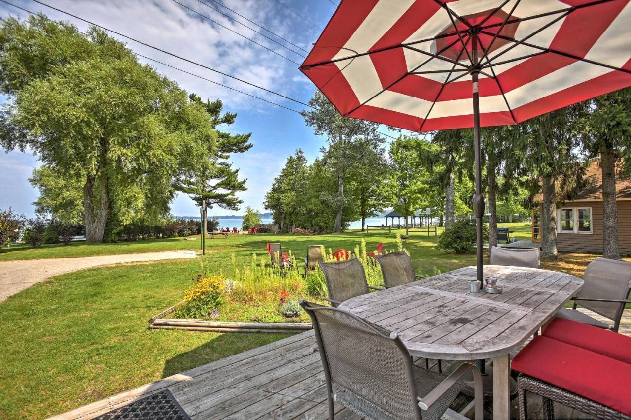 Lakefront Manitou Cottage Less Than 1 Mi To Downtown! Suttons Bay Exterior photo